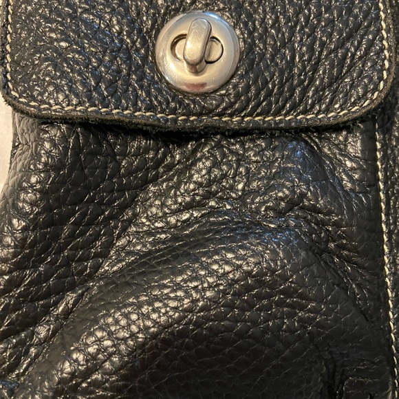 Roots Canada Black Pebbled Leather Crossbody Purse with adjustable strap - Picture 3 of 7